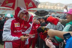 Sebastian Vettel, Ferrari firma autógrafos para los fans