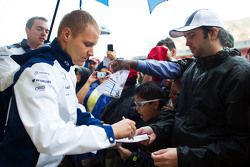 Valtteri Bottas, Williams firma autógrafos para los fans