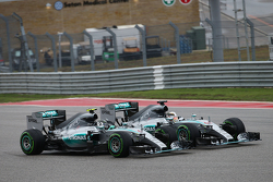 Nico Rosberg, Mercedes en Lewis Hamilton, Mercedes maken contact in eerste bocht