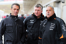 Carlos Slim Domit, Presidente de América móvil con Otmar Szafnauer, Sahara Force India F1 jefe de la oficina de operaciones y Dr. Vijay Mallya, Sahara Force India F1 dueño del equipo