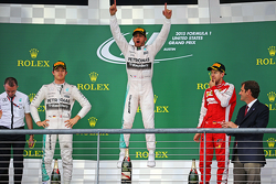Podio: ganador de la carrera Lewis Hamilton, Mercedes, segundo lugar Nico Rosberg, Mercedes y el ter
