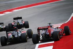 Carlos Sainz Jr., Scuderia Toro Rosso STR10 et Fernando Alonso, McLaren MP4-30 en lutte pour une position