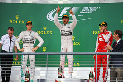 Подиум: второе место - Нико Росберг, Mercedes AMG F1, победитель гонки и чемпион мира - Льюис Хэмилт