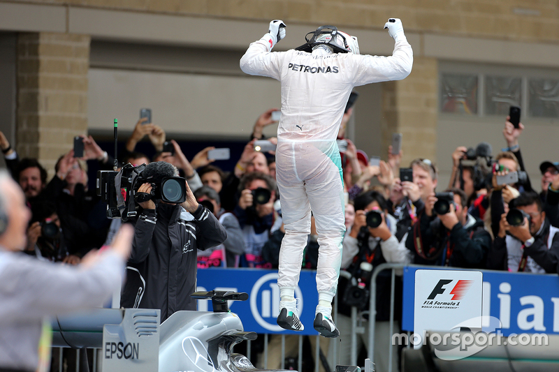 Ganador de la carrera y Campeón del Mundo Lewis Hamilton, Mercedes AMG F1 Team