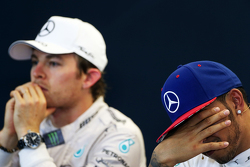 Segundo lugar Nico Rosberg, Mercedes AMG F1 y el ganador de la Carrera y Campeón del Mundo Lewis Ham