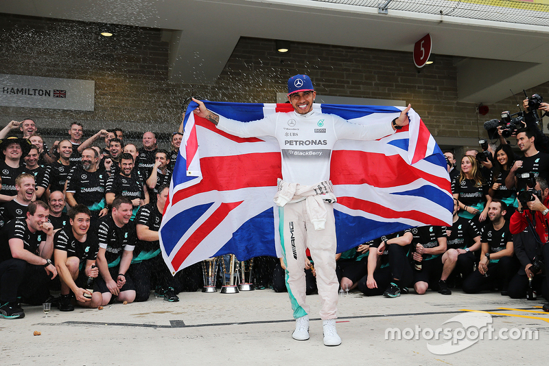 1. und Weltmeister 2015, Lewis Hamilton, Mercedes AMG F1, feiert mit dem Team