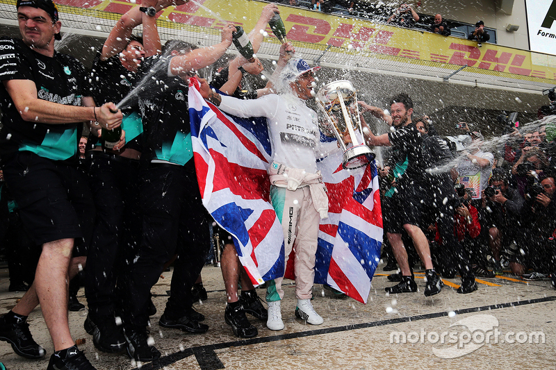 Ganador de la Carrera y Campeón del Mundo Lewis Lewis Hamilton, Mercedes AMG F1 celebra con el equipo