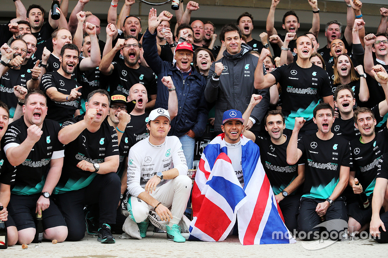 Ganador de la carrera y Campeón del Mundo  Lewis Hamilton, Mercedes AMG F1 celebra con compañero de 