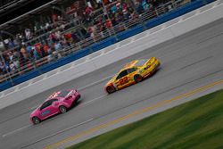 Ganador Joey Logano, el equipo Penske Ford sigue el pace car con  la bandera a cuadros