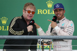 Winnaar en wereldkampioen Lewis Hamilton, Mercedes AMG F1 W06 en Elton John