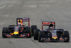 Max Verstappen, Scuderia Toro Rosso STR10 en Daniel Ricciardo, Red Bull Racing RB11 gevecht voor pos