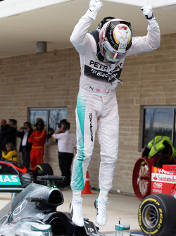 Il vincitore della gara e campione del mondo Lewis Hamilton, Mercedes AMG F1 festeggia la vittoria nel parco chiuso