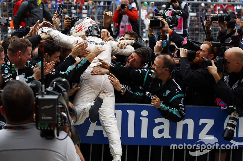 El ganador de la carrera y Campeón del Mundo Lewis Hamilton
