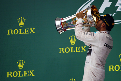 Podium : le vainqueur et Champion du Monde Lewis Hamilton, Mercedes AMG F1