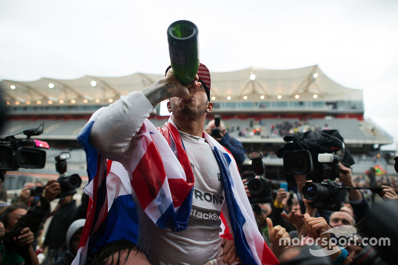 1. und Weltmeister 2015: Lewis Hamilton, Mercedes AMG F1, feiert mit dem Team