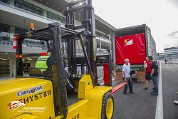 Llegada de equipo de las Escuderías al Autódromo Hermanos Rodríguez