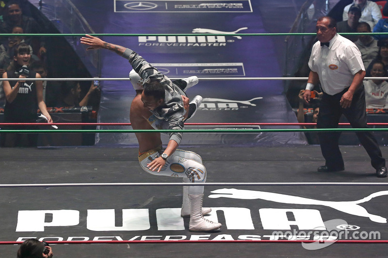 Lewis Hamilton participa en un evento de lucha libre mexicana en la ciudad de México