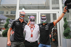 Nico Hulkenberg, Sahara Force India F1 met Nigel Mansell, en Sergio Perez, Sahara Force India F1 dra