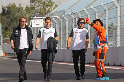 Fernando Alonso, McLaren en Stoffel Vandoorne, McLaren test- en reserverijder wandelen op het circui