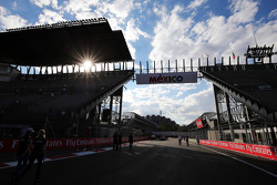 Sergio Perez, Sahara Force India F1, beim Trackwalk mit dem Team