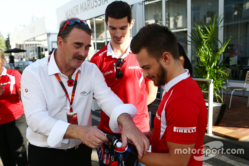 Nigel Mansell, con Alexander Rossi, Manor Marussia F1 Team y Will Stevens, Manor Marussia F1 Team