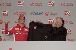 Esteban Gutiérrez und Gene Haas bei der Fahrervorstellung des Haas F1 Teams