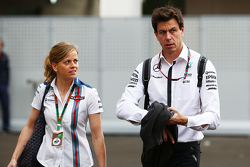 Susie Wolff, Williams-Entwicklungsfahrerin, mit Toto Wolff, Mercedes-Sportchef