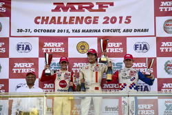 Le vainqueur de la course 3 Nobuharu Matsushita, le deuxième, Jake Dennis, la troisième, Tatiana Calderon