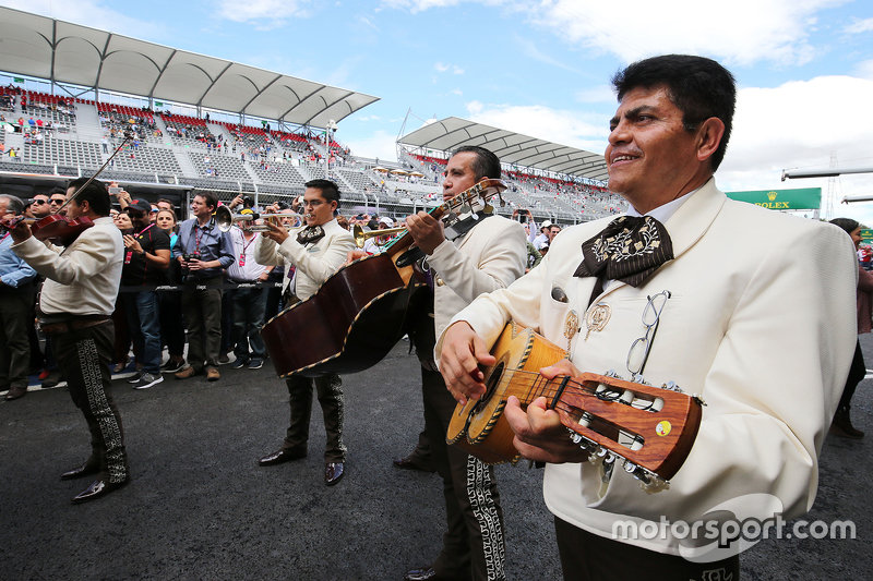 Een Mariachi band speelt bij de Sahara Force India F1 Team garage