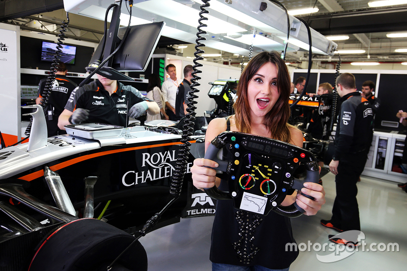 Dulce María, cantante y actriz con el  Sahara Force India F1