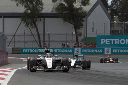 Lewis Hamilton, Mercedes AMG F1 W06 lidera a Nico Rosberg AMG F1 W06