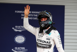 Ganador de la pole Nico Rosberg, Mercedes AMG F1 Team