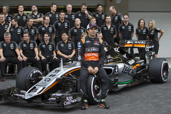 Sergio Pérez, Sahara Force India F1 VJM08 conlos miembros del equipo Sahara Force India