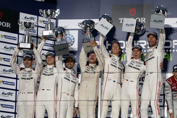 Podium: winnaars Timo Bernhard, Mark Webber, Brendon Hartley, Porsche Team, tweede plaats Romain Dum