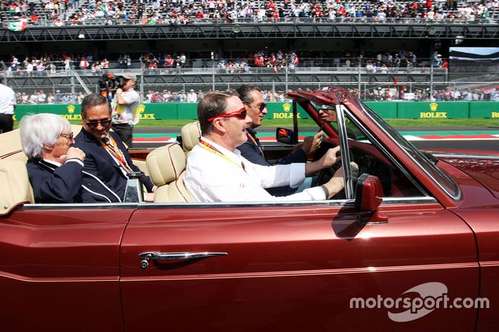Nigel Mansell maneja a Carlos Slim Domit, Presedente de  América Móvil y Bernie Ecclestone, en el de