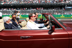 Nigel Mansell, met Carlos Slim Domit, voorzitter America Movil en Bernie Ecclestone op de rijderspar