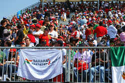 Фанаты на главной трибуне и флаг Sahara Force India F1 Team