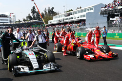 Lewis Hamilton, Mercedes AMG F1 W06 en Kimi Raikkonen, Ferrari SF15-T op de grid