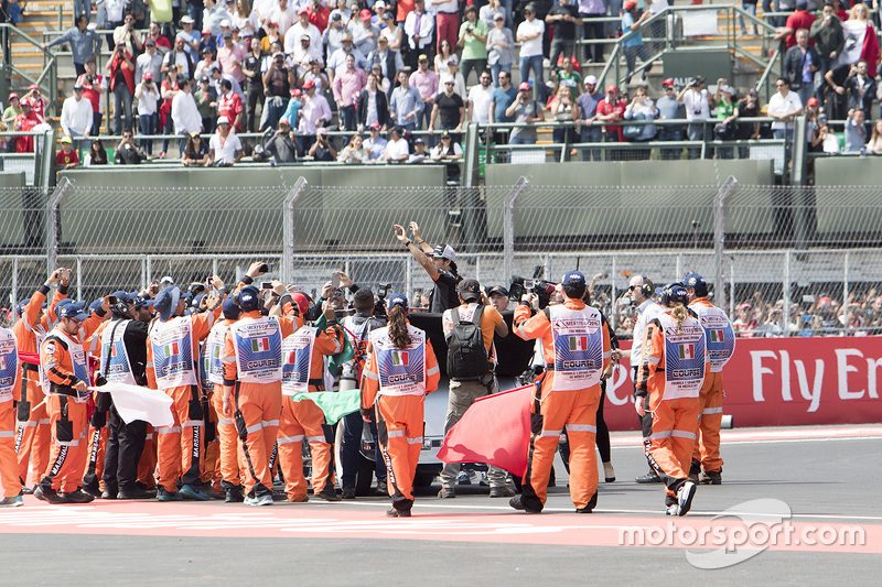 Sergio Pérez, Sahara Force India durante el desfile de pilotos con los marshals