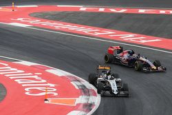 Sergio Pérez, Sahara Force India F1 VJM08 y Max Verstappen, Scuderia Toro Rosso STR10 al final de la