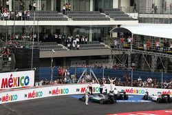 Winnaar Nico Rosberg, Mercedes AMG F1 W06 en tweede Lewis Hamilton, Mercedes AMG F1 W06 in parc ferm