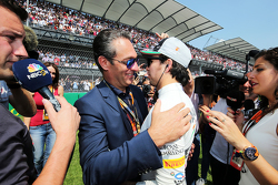 Карлос Слим Домит, владелец America Movil и Серхио Перес, Sahara Force India F1 на стартовой решетке