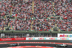 Nico Rosberg, Mercedes AMG F1 W06 voor ploegmaat Lewis Hamilton, Mercedes AMG F1 W06