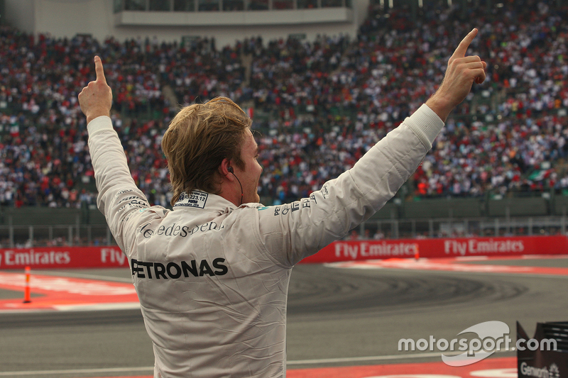 Ganador de la carrera Nico Rosberg, Mercedes AMG F1 celebra en el parc ferme