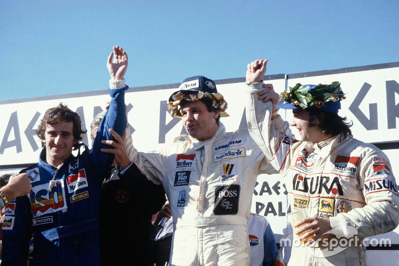 Podium: winnaar Alan Jones, Williams, tweede Alain Prost, derde Bruno Giacomelli