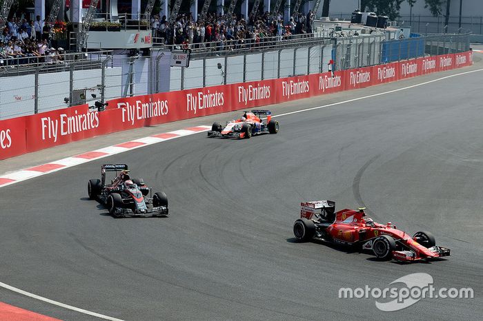 Kimi Raikkonen, Ferrari SF15-T y Jenson Button, McLaren MP4-30