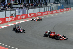 Kimi Räikkönen, Ferrari SF15-T, und Jenson Button, McLaren MP4-30