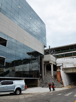 Novo edifício no lugar de antiga parede de pedras