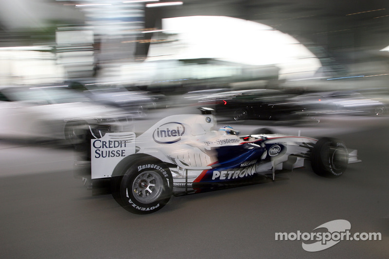 Nick Heidfeld drives the BMW Sauber F1.08 through the BMW Welt first level