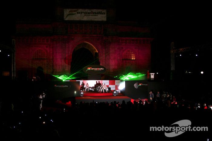 La ceremonia de lanzamiento